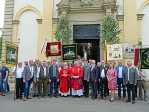 Gruppenbild mit vielen Menschen vor dem Hauptportal der Wallfahrtskirche Fährbrück.