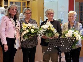 Auf dem Gruppenbild sind vier Frauen. Links die Bürgermeisterin und dann das Leitungstrio mit Blumensträußen.