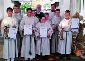 Ein Gruppenbild mit zehn Personen in der Kirche. Hinten in der Mitte steht Pater Matthäus.