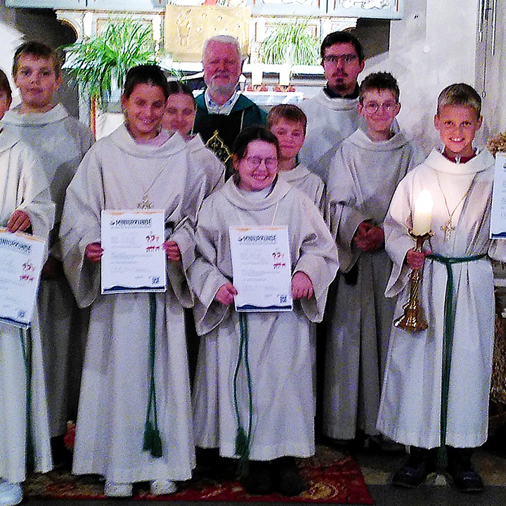 Ein Gruppenbild mit zehn Personen in der Kirche. Hinten in der Mitte steht Pater Matthäus.