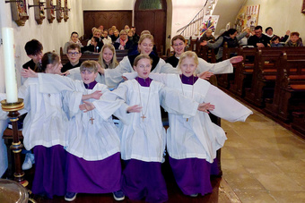 Minis singen ein Lied und breiten dabei die Arme aus.