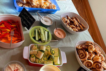 Blick auf den gedeckten Tisch beim Brunch