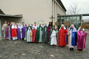 Gruppenbild vor der Kirche St. Martin mit Pfarrer Rügamer