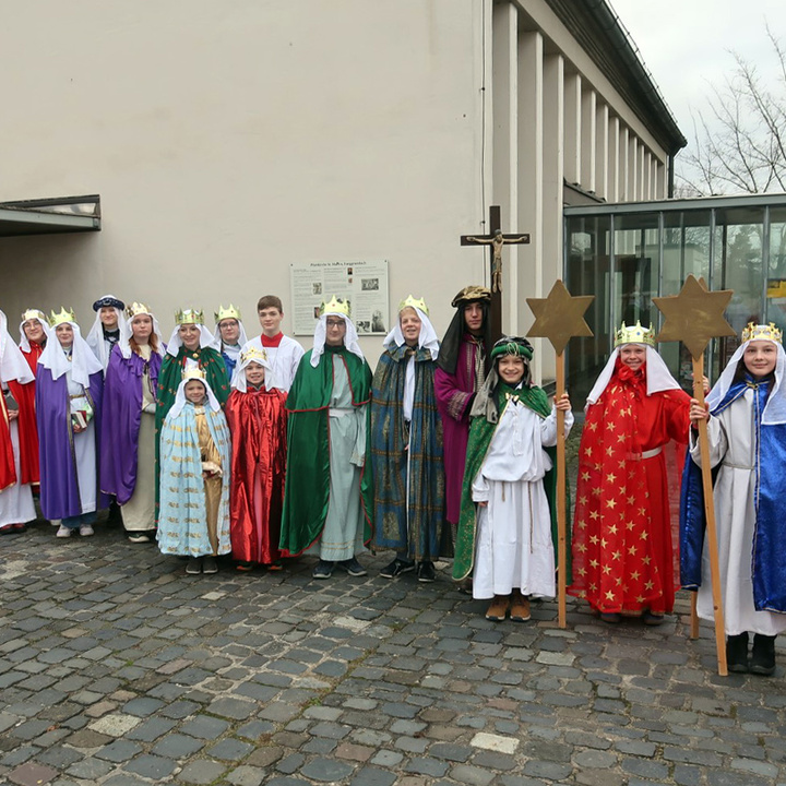 Gruppenbild vor der Kirche St. Martin mit Pfarrer Rügamer