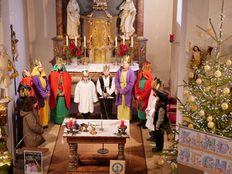 Gruppenbild von der Empore in den Altarraum der Kirche