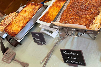 Blick auf den gedeckten Tisch beim Brunch. Hier sind Kuchen zu sehen.