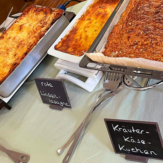 Blick auf den gedeckten Tisch beim Brunch. Hier sind Kuchen zu sehen.