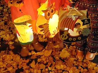 Stimmungsvolles Bild mit drei Laternen.