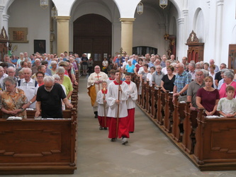 Blick von den Altarstufen in das Kirchenschiff. Der Altardienst zieht im Mittelgang ein.