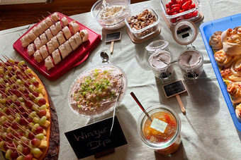 Blick auf den gedecken Tisch mit Essen