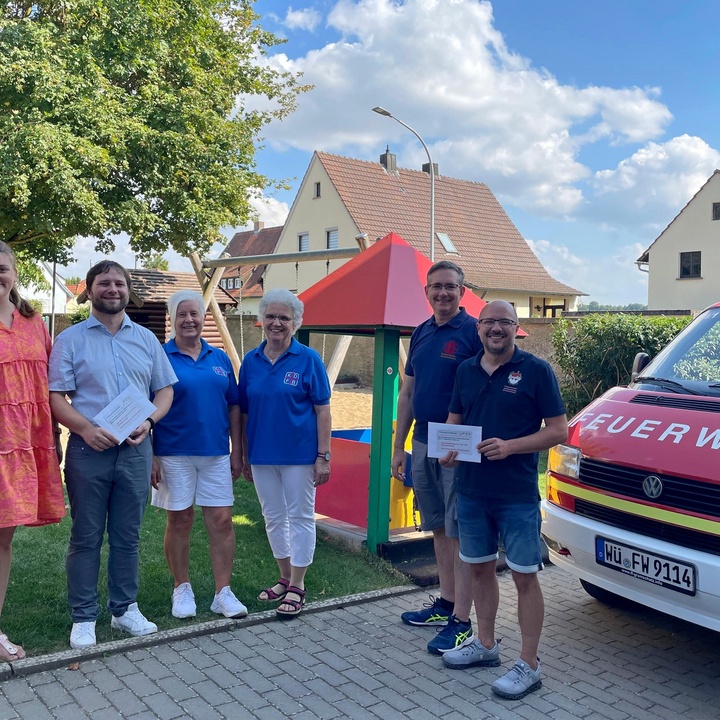 Das ist ein Gruppenbild mit sechs Personen. Alle schauen freundlich in die Kamera.