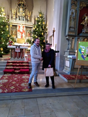 Vor dem Altar in der Kirche in Opferbaum bedankt sich Klaus Aulbach bei Brigitte Winkler.