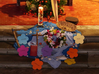 Auf den Altarstufen ist eine bunte "Mitte" aufgebaut.