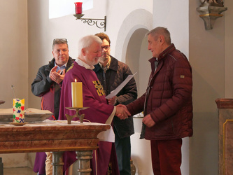 Pater Matthäus schüttelt Siegfried Andree die Hand.