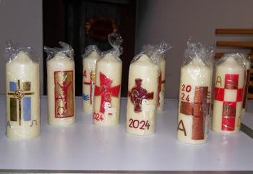 Zehn verschiedene Osterkerzen sind mit ihren Motiven zu sehen.