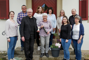 Gruppenbild mit zehn Personen auf der Treppe vor dem Pfarrhaus. Vorne in der Mitte steht Auguste Weber.