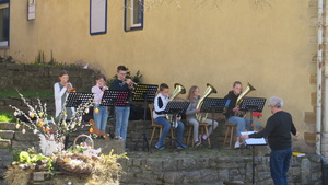 Osternestchensuche nach dem Festamt von Father Louis am Osterbrunnen. Die Püssensheimer Juniorbläser unter Leitung von Markus Zitzmann spielten dazu ein Ständerle für die Gäste.