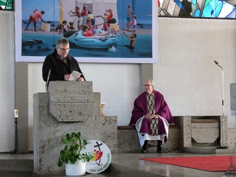 Auf dem Foto sind der Pfarrgemeinderatsvorsitzende und der Pfarrer zu sehen.