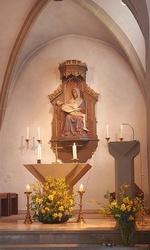 Der österlich geschmückte Altarraum in der Püssensheimer Kirche.