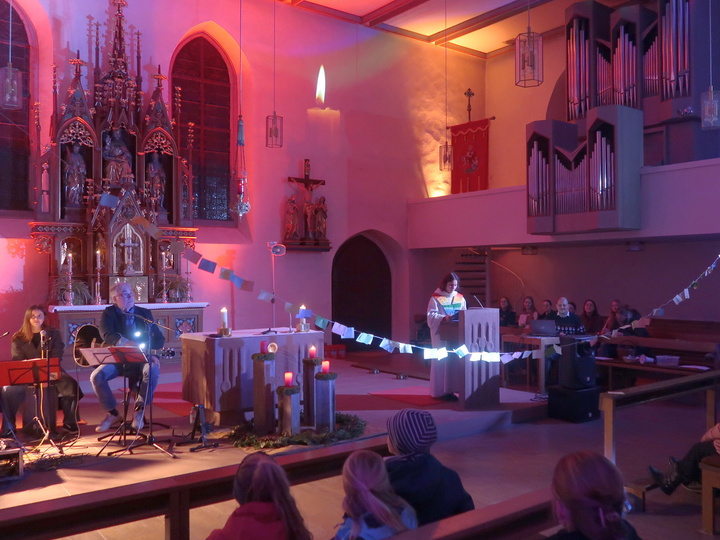 Am Ambo steht die Lektorin. Über ihr ist eine Schnur mit Zetteln daran.