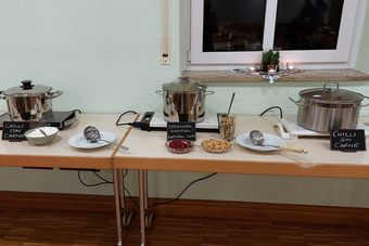 Auf einem Tisch stehen verschiedene Gegenstände