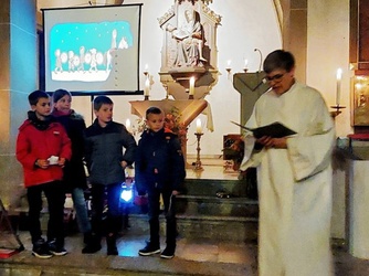 Gemeindereferentin Claudia Roßkopf steht rechts. Links sind vier Kinder. Das Foto ist in der Püssensheimer Kirche aufgenommen worden.