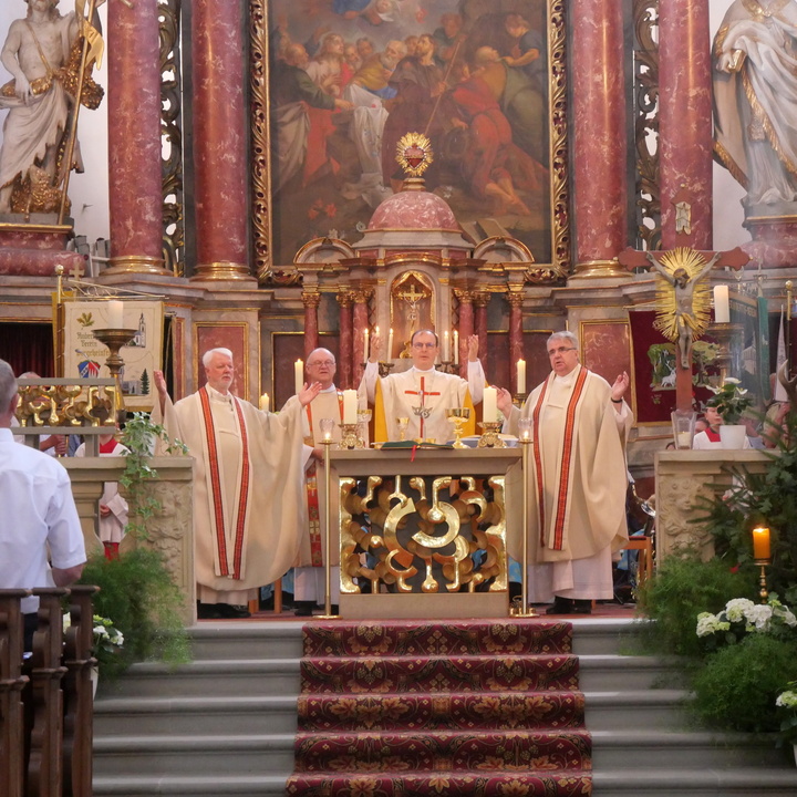 Blick in der Wallfahrtskirche Fährbrück von hinten vor zum Altar in der Mitte.