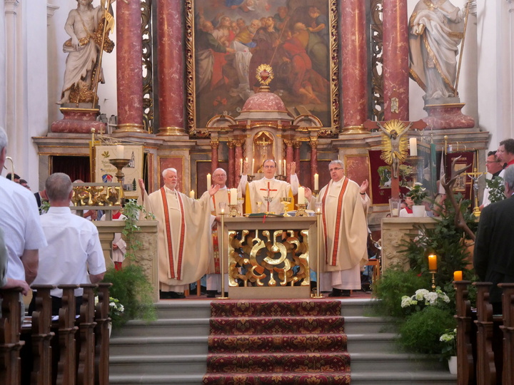 Blick in der Wallfahrtskirche Fährbrück von hinten vor zum Altar in der Mitte.