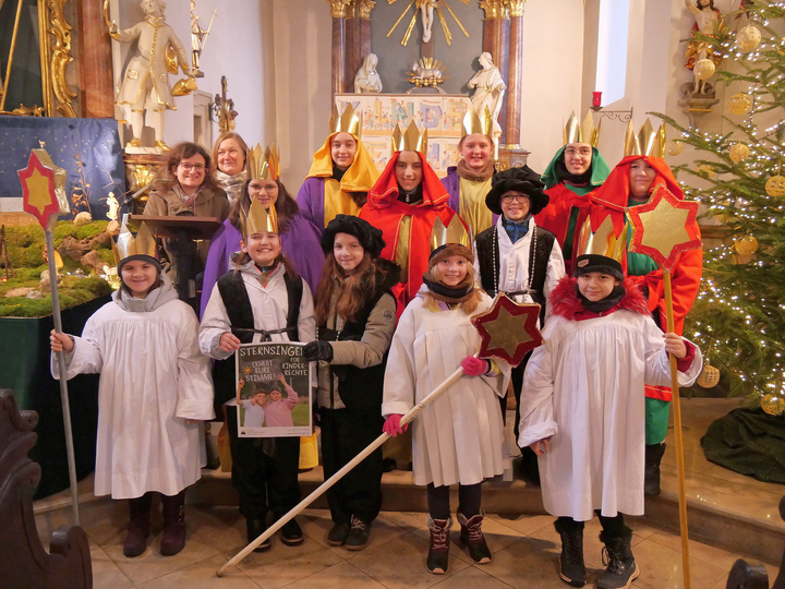 Gruppenbild auf den Altarstufen in der Pfarrkirche St. Wolfgang in Hausen.