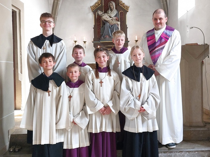 Das ist ein Gruppenbild mit acht Personen. Es ist in der Püssensheimer Kirche fotografiert worden.