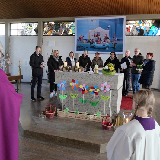 Beim Schlusslied stehen alle Geehrten um den Altar