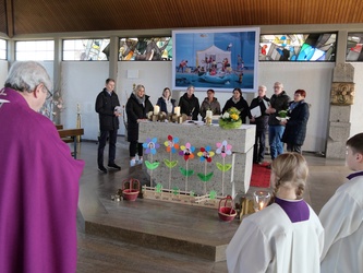 Beim Schlusslied stehen alle Geehrten um den Altar