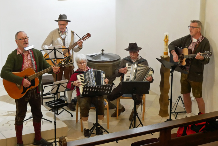 Die fünf Musikanten spielen und singen