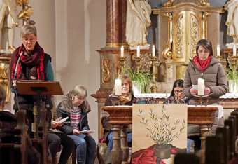 Am Ambo und am Altar stehen jeweils eine Frau und lesen etwas vor.