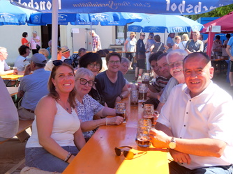 An einem Tisch sitzen Gäste beim Feiern.