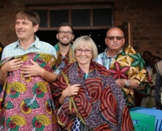 Gruppenbild mit Menschen aus Dipbach und Mkoha