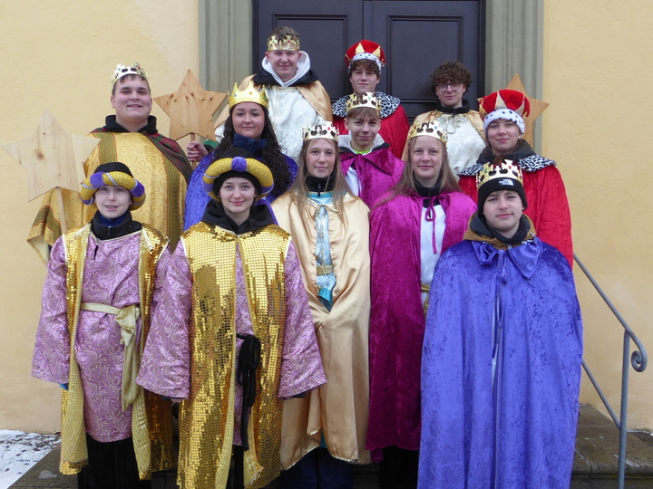 Das ist ein Gruppenbild auf der Kirchentreppe