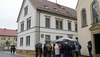 Eine Gruppe steht beim Sektempfang vor der Kirche St. Wolfgang
