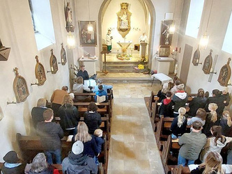 Blick von der Empore in das Kirchenschiff hin zum Chorraum
