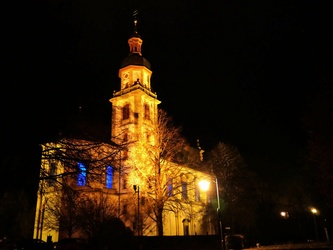 Stimmungsvolles Bild in blauen Farbtönen von der Kirche beim Konzert