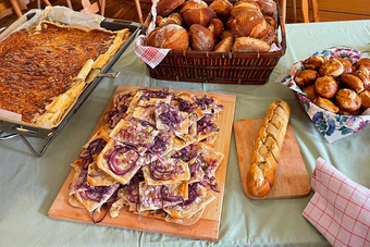 Blick auf den gedeckten Tisch beim Brunch