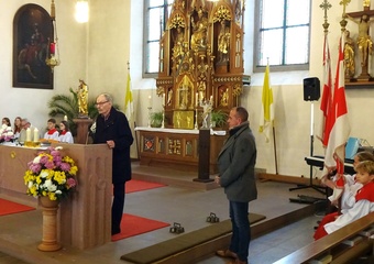 Blick von der Kirche in den Altarraum mit dem Ambo.