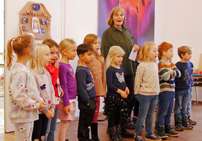 Kindergartenkinder und eine Erzieherinnen singen