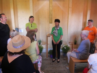 Blick in der Kapelle nach vorne. In der Mitte steht Frau Klein.