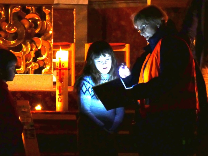 Ein Kommunionkind und eine Frau stehen nebeneinander.