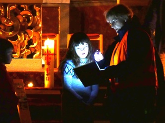 Ein Kommunionkind und eine Frau stehen nebeneinander.