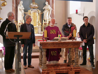 Um den Altar stehen fünf Männer. In der Mitte ist Pater Matthäus.