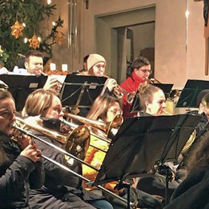 Eine kleine Gruppe an Musizierenden in der Opferbaumer Kirche.