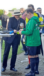 Der Bischof und der Schiedsrichter unterhalten sich miteinander.