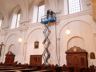 Arbeiten auf der voll ausgefahrenen Hebebühne.
